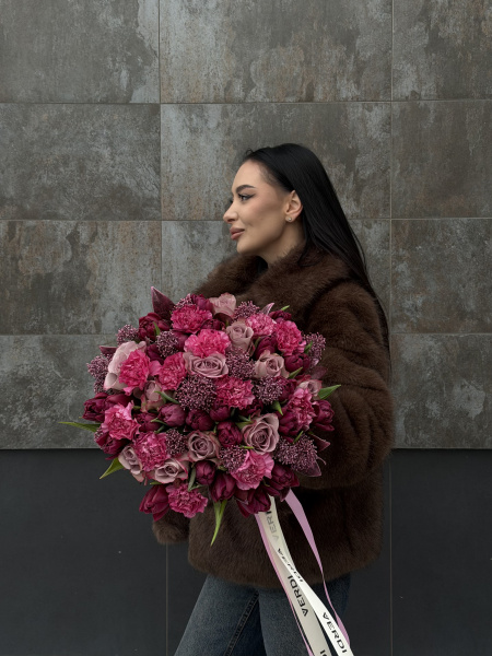 Букет з фіолетових троянд, яскравих гвоздик, тюльпанів та скімії