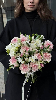 Букет з тюльпанів, фрезії Volante, гвоздик Yukari Cherry та еустом Rosita White, 