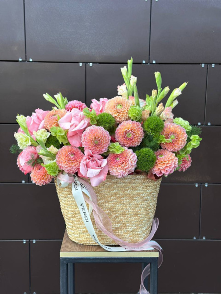 Композиція з жоржин, гладіолусів, троянд та молюцели