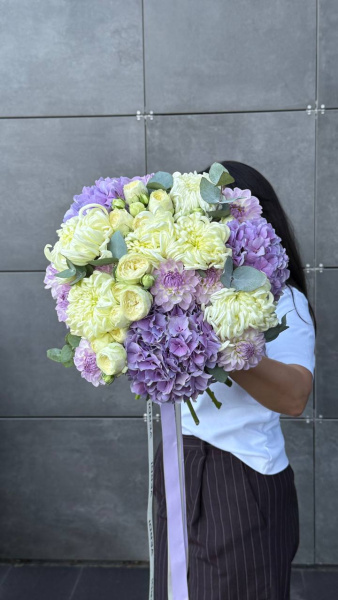 Букет з гортензій, хризантем, жоржин та троянд