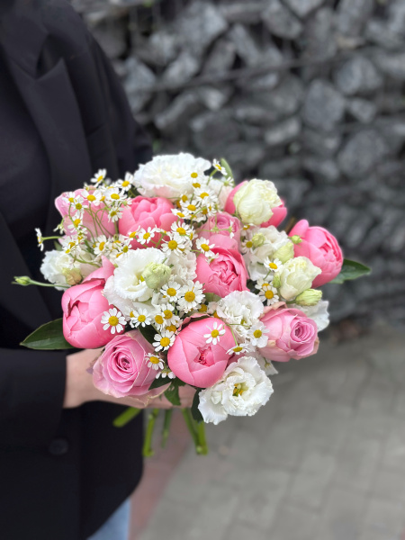 Букет з півоній, троянд, еустоми та танацетума