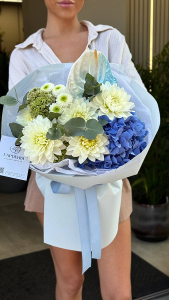 Букет з гортензій, жоржин, целозії, сантіні та антуріуму