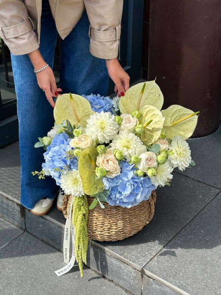 Композиція з антуріума, гортензій, жоржин, троянд та амарантуса