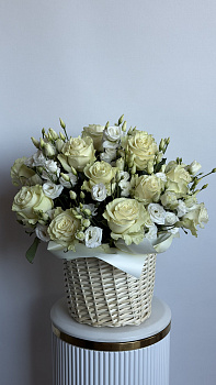 Корзина з білих троянд та еустоми