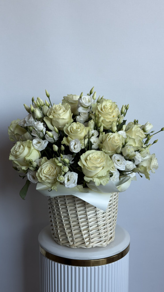 Корзина з білих троянд та еустоми