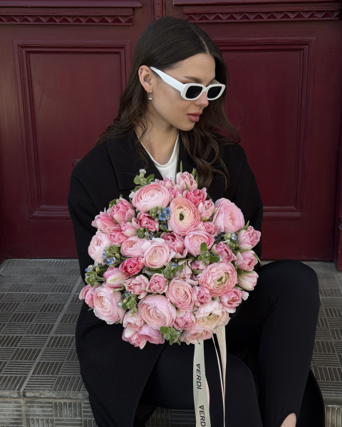 Букет з рожевих ранункулюсів, тюльпанів та оксипеталуму з брендованою стрічкою