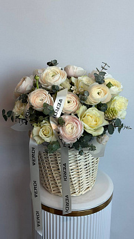 Корзина з кремових ранункулюсів, троянд та евкаліпту