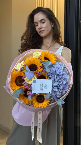 Букет з гортензій, соняхів та троянд