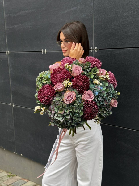 Букет з гортензій, хризантем, троянд та вакси