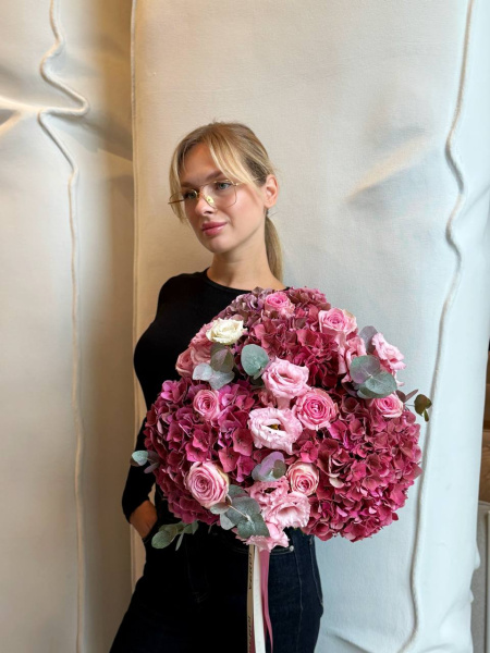 Букет з гортензій, троянд, еустоми та евкаліпту 