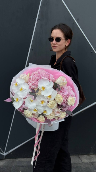 Букет з гортензії, орхідеї, троянд та гвоздик