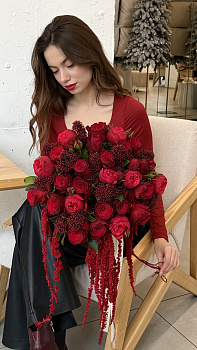 Букет з троянд Rodos, троянд Red Piano, скімії та амарантусу