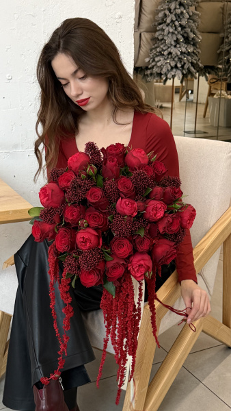 Букет з троянд Rodos, троянд Red Piano, скімії та амарантусу