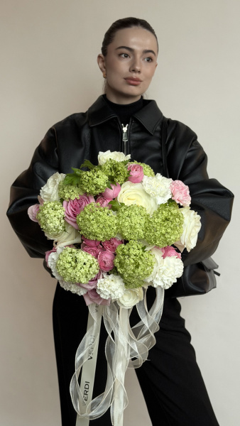 Букет з білих і рожевих троянд, зеленої вібурнум та білої гвоздики з атласними стрічками