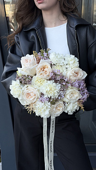 Букет з кремових троянд, білих гвоздик та бузку