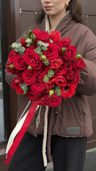 Букет з червоних троянд, анемонів та евкаліпту