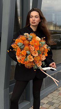 Букет з троянд Shimmer, троянд Orange Queen, шампо, ілексу та евкаліпту 