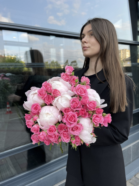 Букет з півоній та кущової троянди