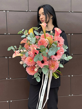 Букет з кал, жоржин, гербер, снігурів  та евкаліпту