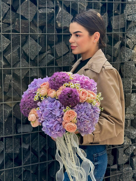 Букет з гортензій, кущової троянди, вакси та евкаліпту 