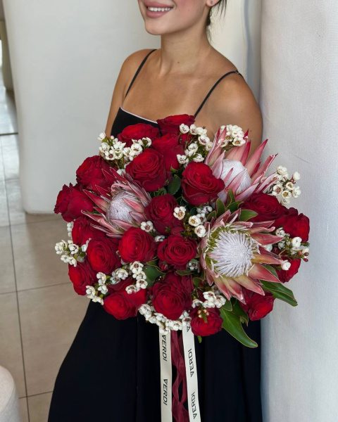 Букет з протеї, троянд та вакси