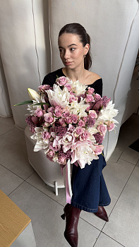 Букет з білих піоновидних лілій, рожевих кущових троянд та скімії