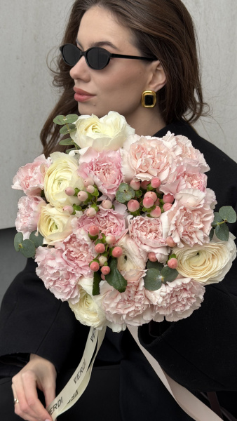 Букет з ніжно-рожевих гвоздик, білих ранункулюсів та ягід гіперікуму