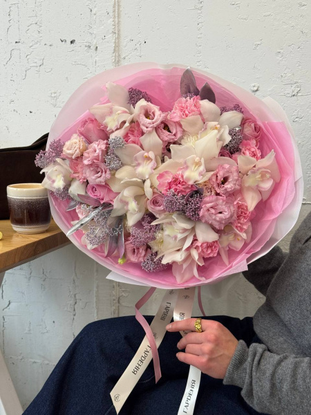 Букет з орхідей, гвоздик Nosa Divine, троянд Heidi, еустом Lisanne Pink, хризантем Baltika та скімії 