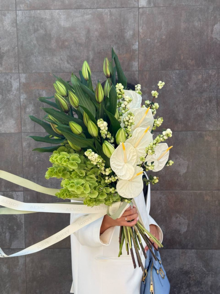 Букет з лілій, молюцели, антуріума та снігурів