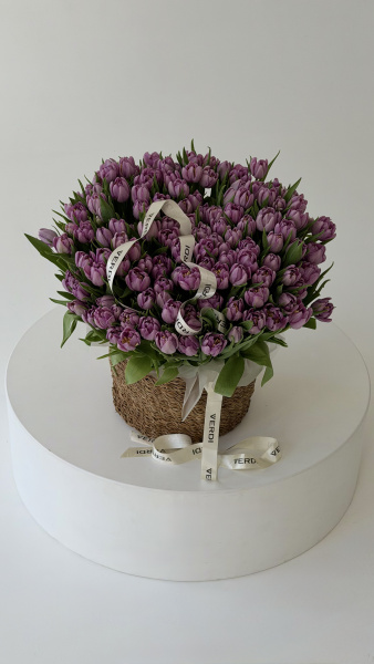 Корзина з фіолетових півонієподібних тюльпанів з фірмовими стрічками