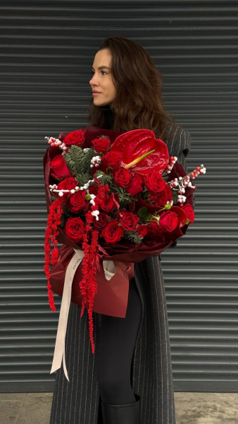 Букет з антуріуму Calisto, троянд In Love, троянд Rodos, ялинки Nobilis, ілексу та амарантусу