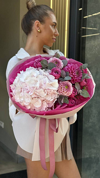 Букет з гортензії, жоржин, троянд та евкаліпту 