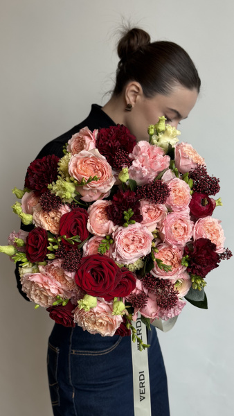 Букет з персикових та червоних троянд, бордових гвоздик та скімії