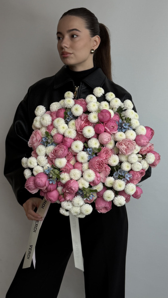 Букет з рожевих піоноподібних троянд, білих хризантем та оксипеталуму