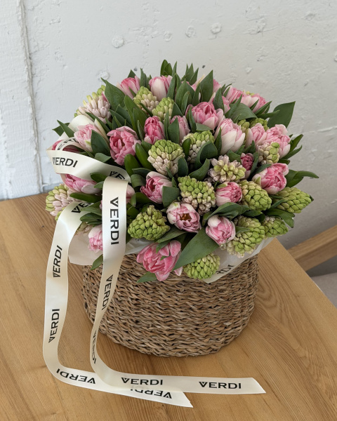 Корзина з рожевих піоноподібних тюльпанів та гіацинтів