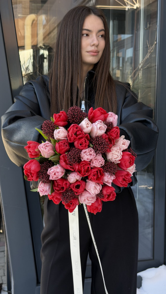 Букет з червоних та рожевих тюльпанів зі скімією