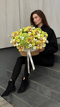 Композиція з гортензій Cannonbal, хризантеми Fontina, еустоми Rosita White, кал Crystal та орхідей