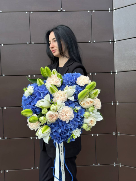 Букет з гортензій, лілій, фрезій та троянд 