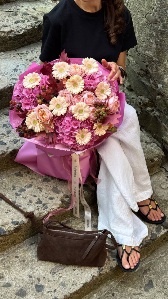 Букет з гортензій, гербер, троянд та рубуса 