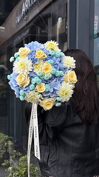 Букет з гортензій, гербер, троянд та сантіні 