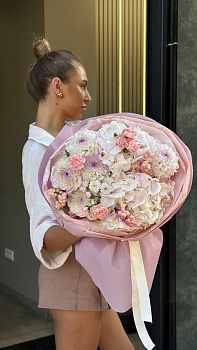 Букет з гортензій, жоржин, снігурів та гвоздик 