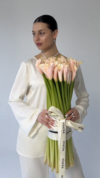 Цей розкішний та величний букет складається з добірних свіжих кал кремово-білого відтінку на довгих стеблах. Лаконічна краса квітів підкреслена елегантним оформленням: ніжка букета задекорована світлою стрічкою та витонченими нитками з перлин. Цей вишукан