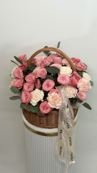 Корзина з рожевих кущових троянд, кремових гвоздик та евкаліпту