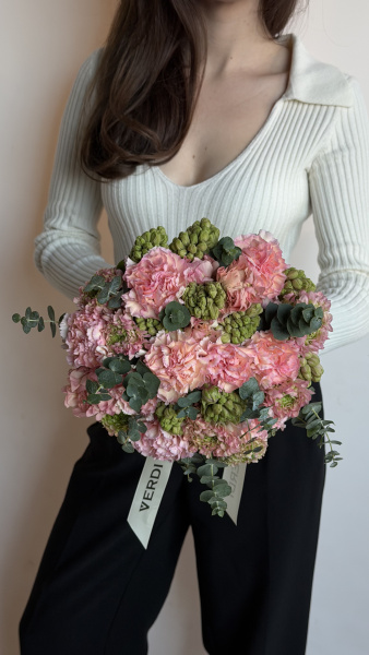 Букет з рожевих гвоздик, гіацинтів та евкаліпту