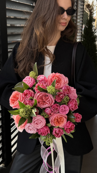 Яскравий букет з рожевих піоноподібних троянд, кущових гвоздик та зелені