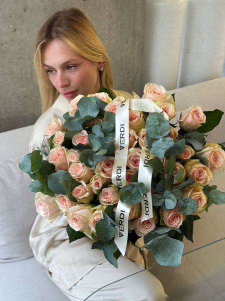 Букет з троянд Bridal та евкаліпту