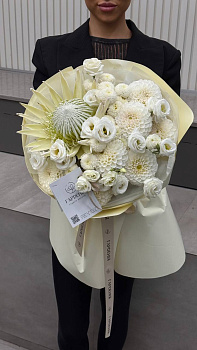 Букет з протеї, жоржин, сантіні та еустоми 