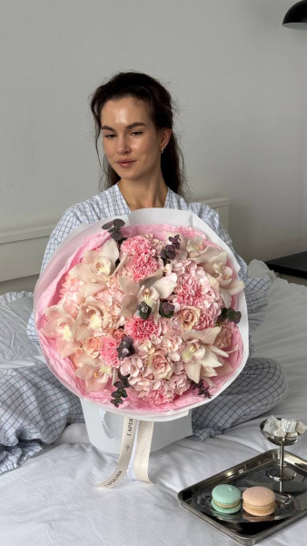 Букет з ніжно-рожевої гортензії, орхідей цимбідіум та гвоздик у світлому пакуванні