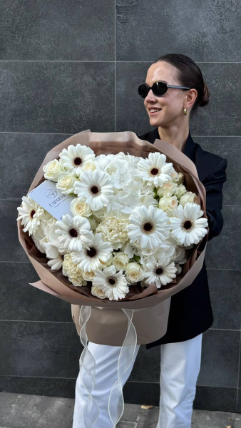 Букет з гортензій, гербер, троянд та гвоздик