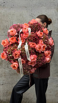 Букет з гортензій Elbtal та троянд Dragonfly